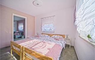 1 Bedroom Amazing Home In Licko Lesce - Ličko Lešće - 3