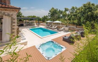 Amazing Home In Cabrunici With Jacuzzi - Čabrunići - 3