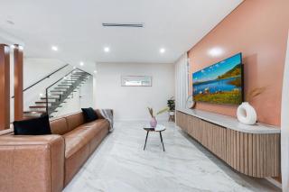 Spacious & Luxury 4Bed Room Retreat Near Station - Schofields - 4