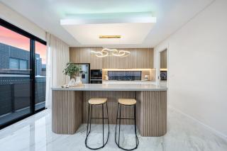 Spacious & Luxury 4Bed Room Retreat Near Station - Schofields - 8