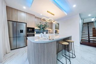 Spacious & Luxury 4Bed Room Retreat Near Station - Schofields - 1