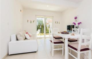 Two-Bedroom Apartment In Pakostane - Pakoštane - 1