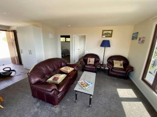 Stunning sea, city & mountain views, 2 bedroom home, free parking, in brand new condition - 4