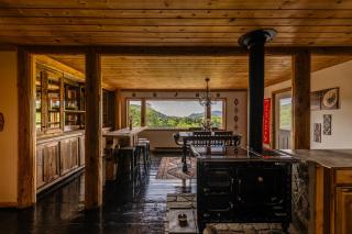 Lodge Cabin Feed Brush Horses Mountain View Hot Tub Fireplace - 8