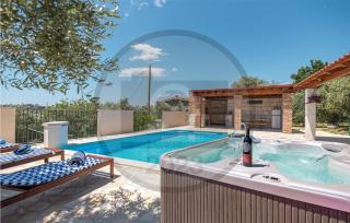 Amazing Home In Zrnovnica - Žrnovnica - 9