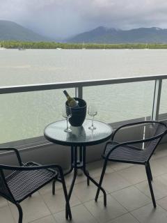 Absolute Waterfront Apartment - Cairns - 8