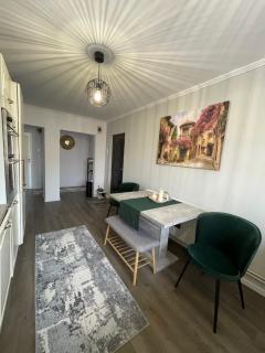 Luxury Apartment with FREE PARKING - 7