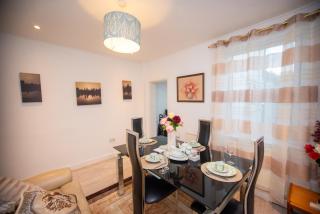 Modern 4 bed Gillingham house, City Centre - 3