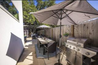 Large Hot Tub! Family Friendly - Stylish and Cozy - Canyon Lake - 3