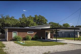 Large Hot Tub! Family Friendly - Stylish and Cozy - Canyon Lake - 2