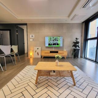 10 minutes from the airport, central Jeju Nohyeong-dong, 3 rooms, 4 doule beds, 2 bathrooms - 2