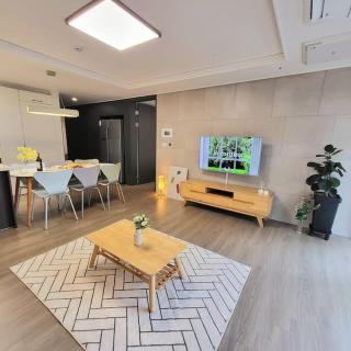 10 minutes from the airport, central Jeju Nohyeong-dong, 3 rooms, 4 doule beds, 2 bathrooms - 1
