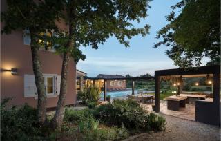 Villa Green Frame - 5