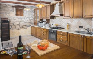 Nice Home In Tinjan With Jacuzzi - Tinjan - 5