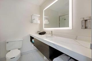 The Lux Hotel & Conference Center, Ascend Hotel Collection - Waterloo - 1