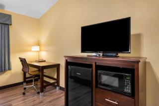 Econo Lodge Inn & Suites - Eau Claire - 1