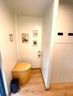 Freyja Scandinavian Forest Retreat with Skylight Bedroom and Riverside Views - Örby - 2