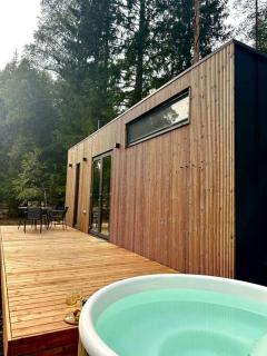 Freyja Scandinavian Forest Retreat with Skylight Bedroom and Riverside Views - Örby - 4