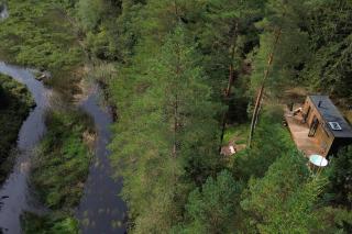 Freyja Scandinavian Forest Retreat with Skylight Bedroom and Riverside Views - Örby - 3