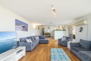 Skyline, 4,12 Thurlow Avenue - Unit with stunning views, air conditioning and Wi-Fi - Nelson Bay - 4