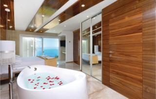 Eight-Bedroom Holiday Home In Podstrana - Podstrana - 6