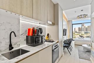 Stylish Studio with Warm Terracotta Details - Dubai - 3