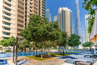 Stylish 1BR with Iconic Burj and Fountain Views, Free Luxury Airport Pick Up Service - 1