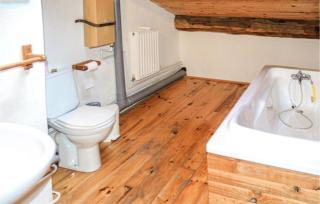 9 Bedroom Nice Home In Gigny - Gigny-sur-Suran - 3
