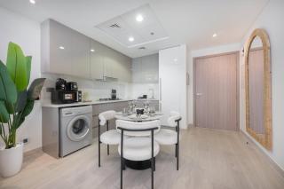Modern 1-Bedroom Apartment at Azizi Riviera in Meydan - Dubai - 8