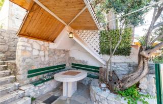 Gorgeous Apartment In Lokva Rogoznica With Wifi - Celina - 0