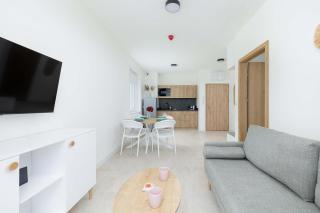 Przytulny Apartament z Parkingiem & Balkonem Blisko Morza by Noclegi Renters - Dąbki - 2