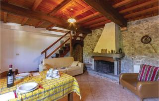 Gorgeous Apartment In Casoli Lu - 8