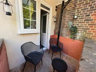 Stylish apt in a 1938 building with parking - London - 3