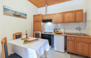 2 Bedroom Nice Apartment In Podstrana - Podstrana - 6