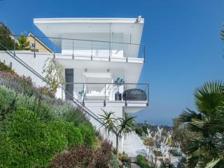 Lavish villa with outdoor hot tub - 4