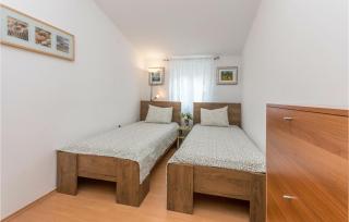 Cozy Apartment In Pakostane With Wifi - 1