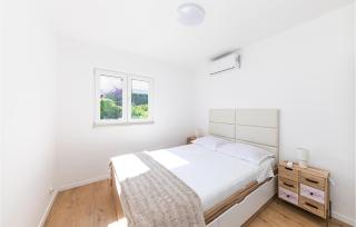 Gorgeous Apartment In Okrug Donji - 5