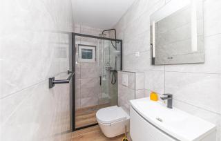 Gorgeous Apartment In Okrug Donji - Okrug Donji - 4