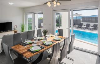 4 Bedroom Cozy Home In Medulin - 6