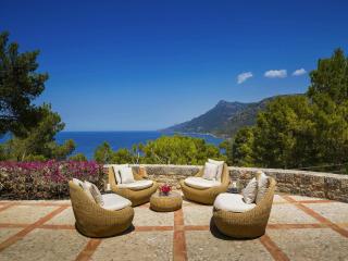 Elegant villa with communal space - 4