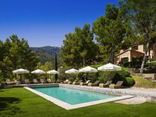 Elegant villa with communal space - 9