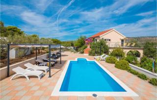 Amazing Home In Milna - Milna - 0