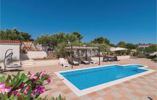 Amazing Home In Milna - Milna - 2