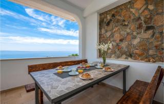 3 Bedroom Awesome Apartment In Makarska - 1