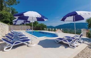 Five-Bedroom Holiday Home In Lovorno - Lovorno - 1