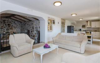 Five-Bedroom Holiday Home In Lovorno - Lovorno - 8