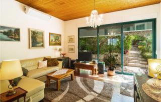 Stunning Apartment In Postira With Wifi - 8