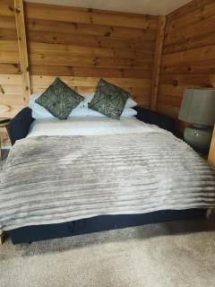 Walliswood Lodge - Wood Burner, Air Con & Wi-fi, Rural Retreat - 4