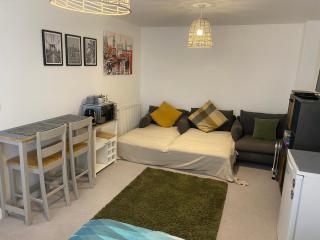 Very Large Double Room with Corner Sofa, Sky TV, Netflix etc, Fridge and Microwave - Newhaven - 6