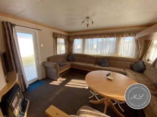 CaravanSleeps4-HotTub-Coastal-Parking-QuietRetreat - 8